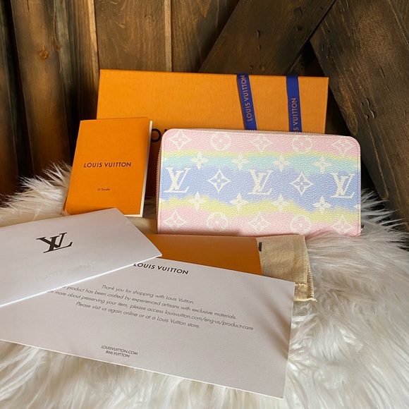 💕 Limited Edition Louis Vuitton Escale Pastel zippy wallet card holder - Picture 1 of 16
